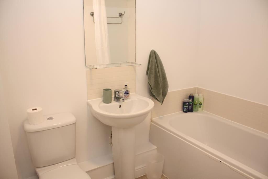 2 Bed 2 Bath Apartment & Parking - Lgw 10Min Drive Crawley (West Sussex) Exterior foto