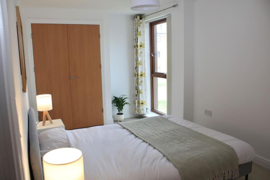 2 Bed 2 Bath Apartment & Parking - Lgw 10Min Drive Crawley (West Sussex) Exterior foto