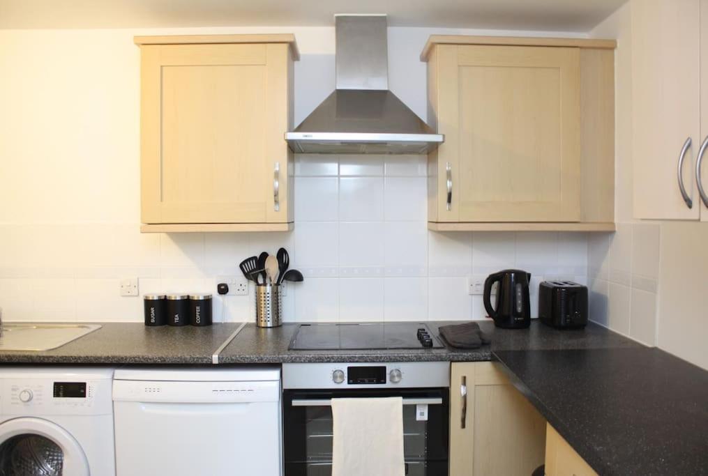 2 Bed 2 Bath Apartment & Parking - Lgw 10Min Drive Crawley (West Sussex) Exterior foto