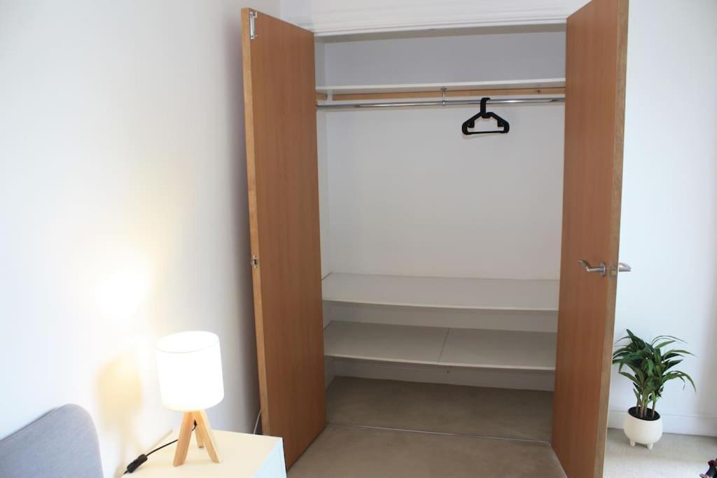 2 Bed 2 Bath Apartment & Parking - Lgw 10Min Drive Crawley (West Sussex) Exterior foto