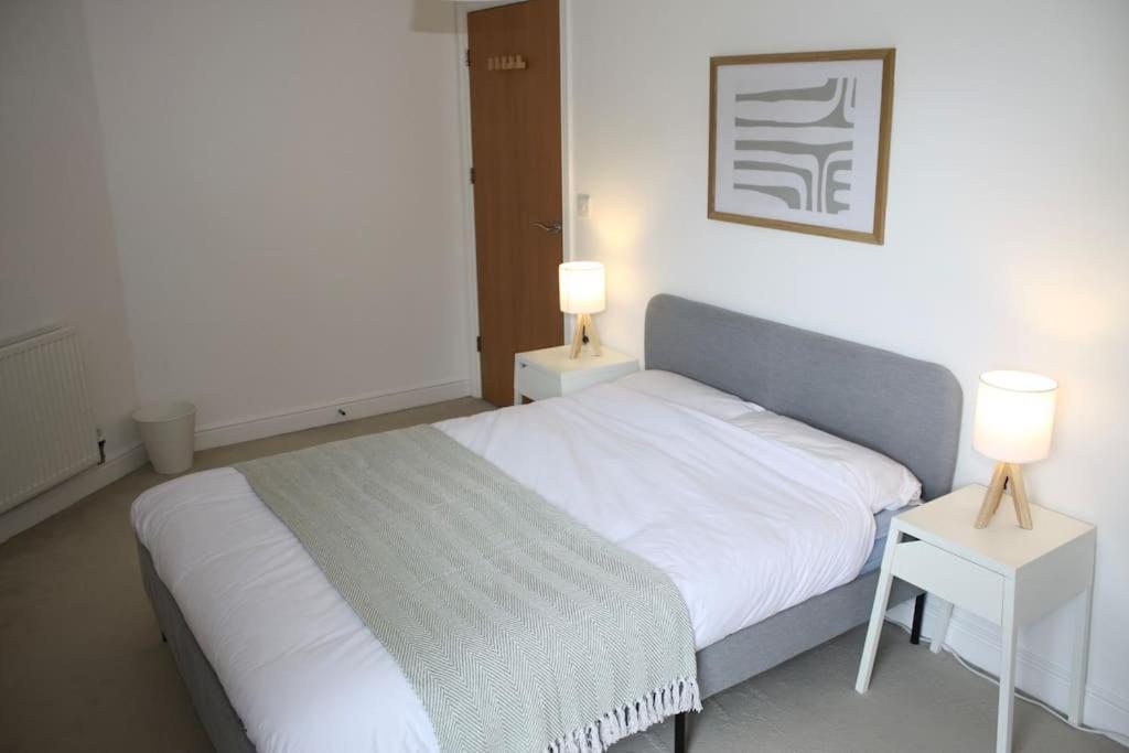 2 Bed 2 Bath Apartment & Parking - Lgw 10Min Drive Crawley (West Sussex) Exterior foto